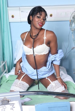 Шаловливая чернокожая медсестра мастурбирует в процедурном кабинете